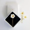 Epingle fleur blanche en porcelaine dans son écrin. Fabrication artisanale. coiffure bohème. Accessoire cheveux fleur blanche