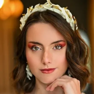 Mariée moderne avec couronne et boucles d oreilles porcelaine assorties