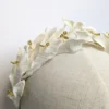 Couronne de mariage style grecque. Épurée et poétique. Feuilles de porcelaine froide et perles or.