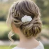 Chignon tressé bohème avec peigne porcelaine minimaliste chic