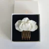 Bijou de cheveux orné de pétales de porcelaine blancs. Accessoire cheveux mariage dans son écrin