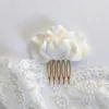 Bijou de cheveux orné de pétales de porcelaine blancs. Accessoire cheveux mariage