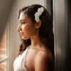 Mariée de profil épaule nue coiffure cheveux lâches longs et bruns relevés sur le côté par 2 peignes mariage