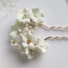 Epingle à chignon mariage fleurs de porcelaine froide blanches et perles dorées