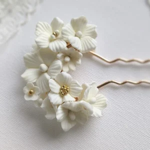 Epingle à chignon mariage fleurs de porcelaine froide blanches et perles dorées