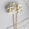Epingle à chignon mariage fleurs de porcelaine froide blanches et perles dorées.
