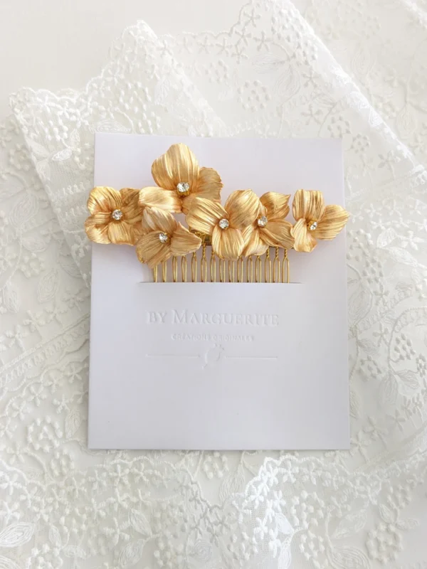 Acccessoire mariage luxe or et cristaux strass. Fleurs façonnées à la main.
