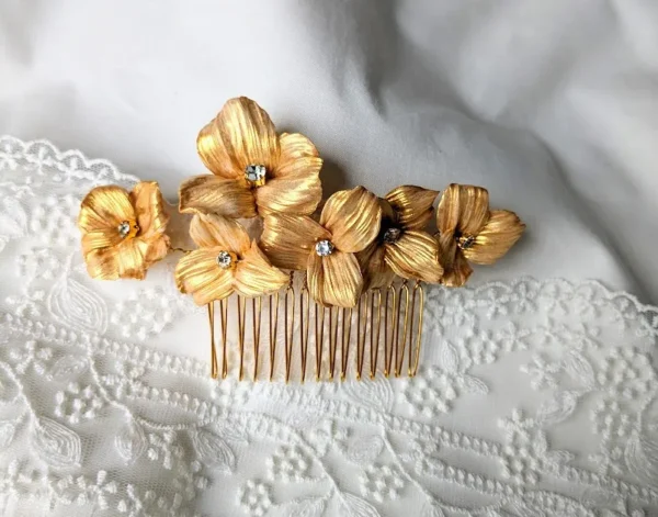 Bijou de cheveux luxe Victoire. Or et strass cristaux. Fleurs façonnées à la main.
