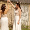 Mariée et demoiselle d'honneur avec bijoux et accessoires assortis.