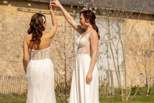Mariée et demoiselle d'honneur avec bijoux et accessoires assortis.