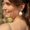Demoiselle d'honneur boucles d'oreilles pendantes pétales de porcelaine froide. Bijou très léger.