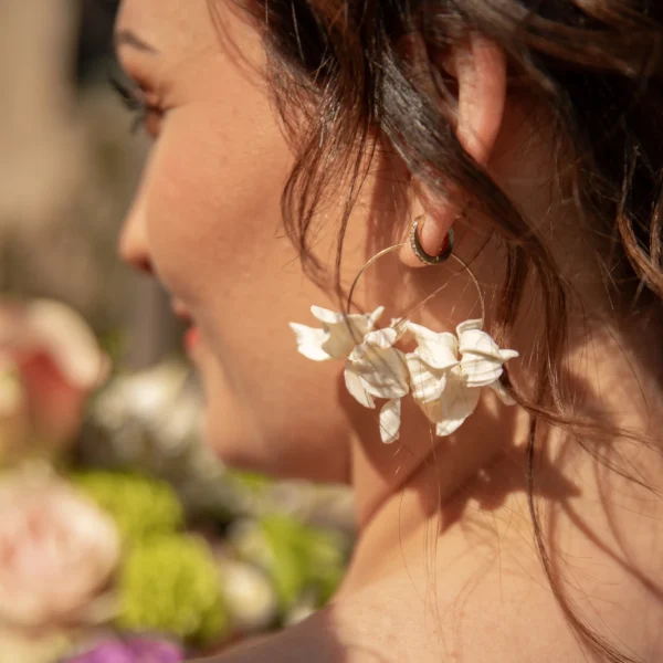 Bijou de la mariée. Créoles avec fleurs blanches de porcelaine très légères
