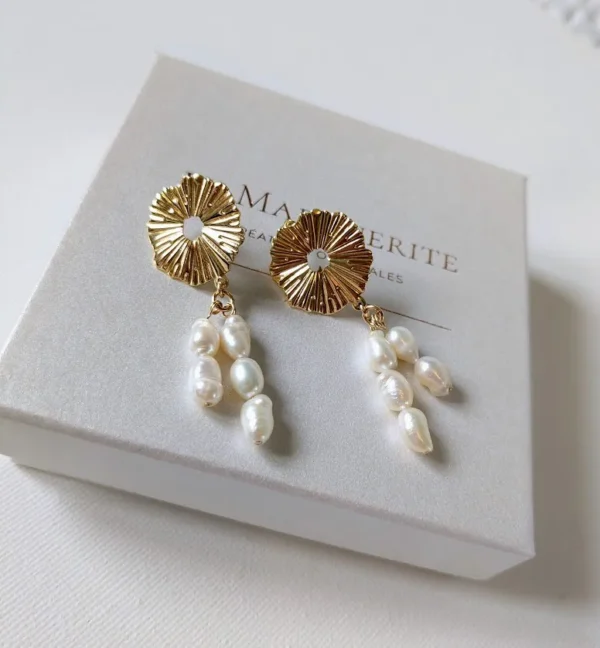 Paire de boucles d'oreilles Albane. Pendants ornées de perles d'eau douce bohèmes