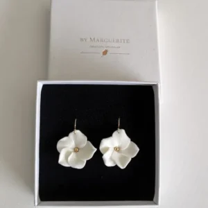 Anémone, boucles d'oreilles fleurs de porcelaine froide et gold filled dans leur écrin