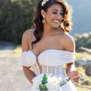 Mariée bohème brune avec couronne et boucles d'oreilles fleurs dorées