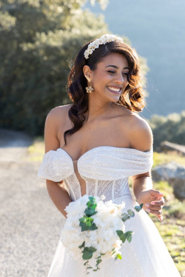 Mariée bohème brune avec couronne et boucles d'oreilles fleurs dorées