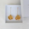 Boucles d'oreilles pendantes mariage Or. Pétales porcelaine et chainette Goldfilled