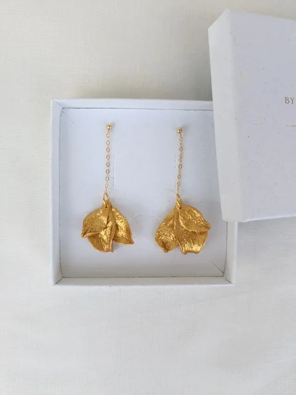 Boucles d'oreilles pendantes mariage Or. Pétales porcelaine et chainette Goldfilled