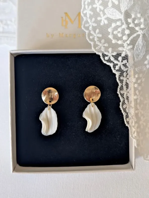 Boucles d'oreilles CHLOÉ 1 <p>Sous une puce en or brossé, les pétales de porcelaine froide de Chloé bougent librement. Des boucles d'oreilles discrètes, pensées pour un mariage civil ou une tenue épurée.</p><ul><li>Faites main dans mon atelier du Pays Basque</li><li>Puce en plaqué or 18k brossé, pétales en porcelaine froide</li><li>Environ 3,3 cm · 2 g</li></ul> Boucles d'oreilles mariage CHLOÉ dans leur écrin près d'une dentelle : pétales blancs sous une puce en or brossé, by Marguerite