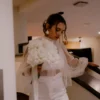 Mariée tenue pantalon blanc et haut manches bouffantes. Boucles d'oreilles pendantes blanches