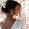 Mariée bohème, chignon relevé avec peigne fleurs blanches et boucles d'oreilles assorties. Boucles d'oreilles mariage civil