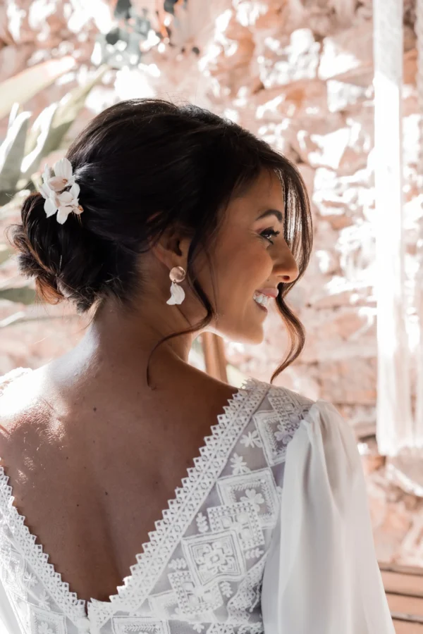 Mariée bohème, chignon relevé avec peigne fleurs blanches et boucles d'oreilles assorties. Boucles d'oreilles mariage civil