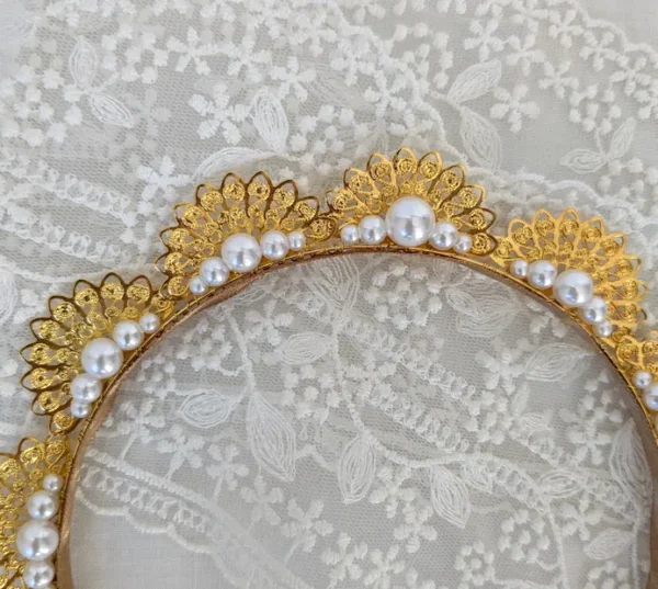 Accessoire mariage oriental. Couronne or et perles ivoire.
