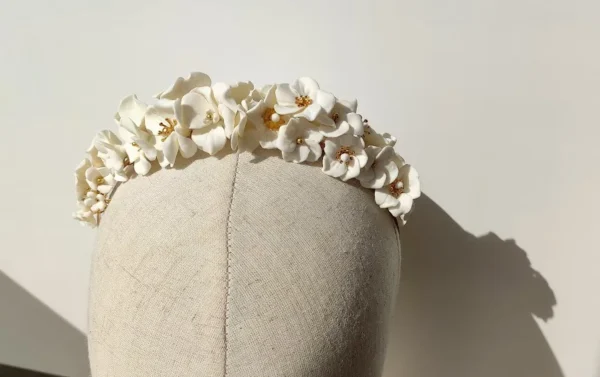 Couronne de fleurs de mariage. Style bohème chic. Porcelaine froide.