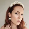 Mariée rousse cheveux lâches. Coiffure avec couronne de fleurs blanches et perles or. Coiffure bohème chic.