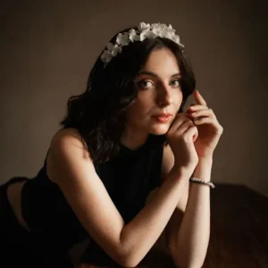 Mariée moderne et indépendante avec cheveux carré flou. Cheveux bruns. Couronne de mariée