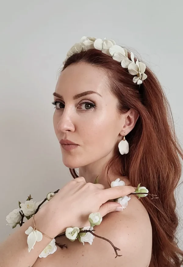 Mariée slave rousse. Couronne de mariée et boucles d'oreilles assorties. bijou mariage tendance 2026