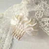Peigne de mariée MARIA dans son écrin : pétales de porcelaine froide en mouvement et texturés, peigne doré, by Marguerite
