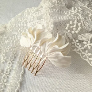 Peigne de mariée MARIA dans son écrin : pétales de porcelaine froide en mouvement et texturés, peigne doré, by Marguerite