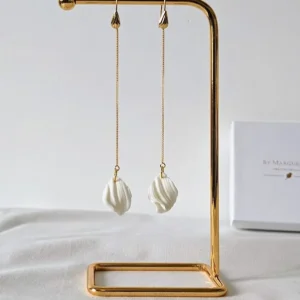 Support boucles d'oreilles métal doré et boucles d'oreilles pendantes longues mariage.
