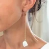 Boucles d'oreilles pendantes mariage longues 10 cm portées.