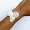Bracelet de la mariée bohème. Fleur de porcelaine froide et bracelet or réglable.
