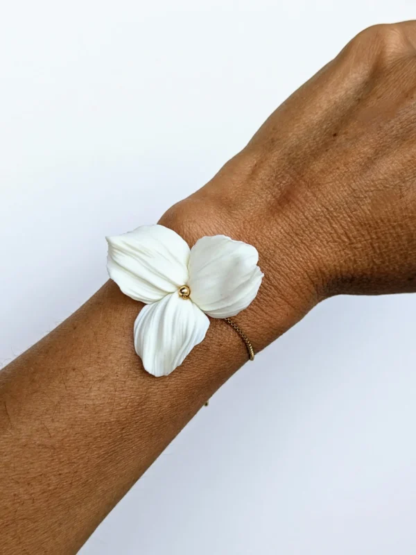 Bracelet de la mariée bohème. Fleur de porcelaine froide et bracelet or réglable.