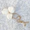 Bracelet de la mariée bohème. Fleur de porcelaine froide et bracelet or réglable.