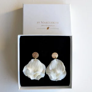 Boucles d'oreilles de mariée fabriquées artisanalement. Pétales de porcelaine froide façonnés main. Bijoux mariage fleurs très légers et élégants