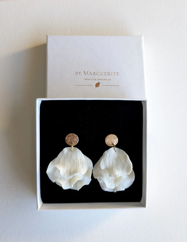 Boucles d'oreilles de mariée fabriquées artisanalement. Pétales de porcelaine froide façonnés main. Bijoux mariage fleurs très légers et élégants