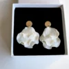 Boucles d'oreilles de mariée fabriquées artisanalement. Pétales de porcelaine froide façonnés main. Bijoux mariage fleurs très légers et élégants