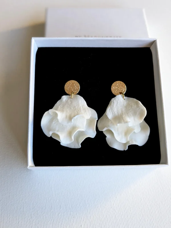 Boucles d'oreilles de mariée fabriquées artisanalement. Pétales de porcelaine froide façonnés main. Bijoux mariage fleurs très légers et élégants