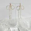 Boucles d'oreilles pendantes en perles nacrées. Esprit Emily in Paris