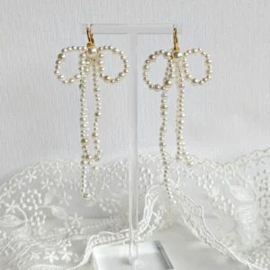 Boucles d'oreilles pendantes en perles nacrées. Esprit Emily in Paris