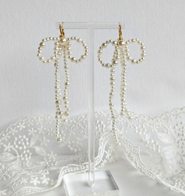 Boucles d'oreilles pendantes en perles nacrées. Esprit Emily in Paris