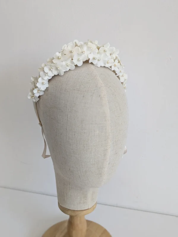 Accessoire cheveux mariage de luxe. Couronne de fleurs de porcelaine froide créée artisanalement. Perles nacrées