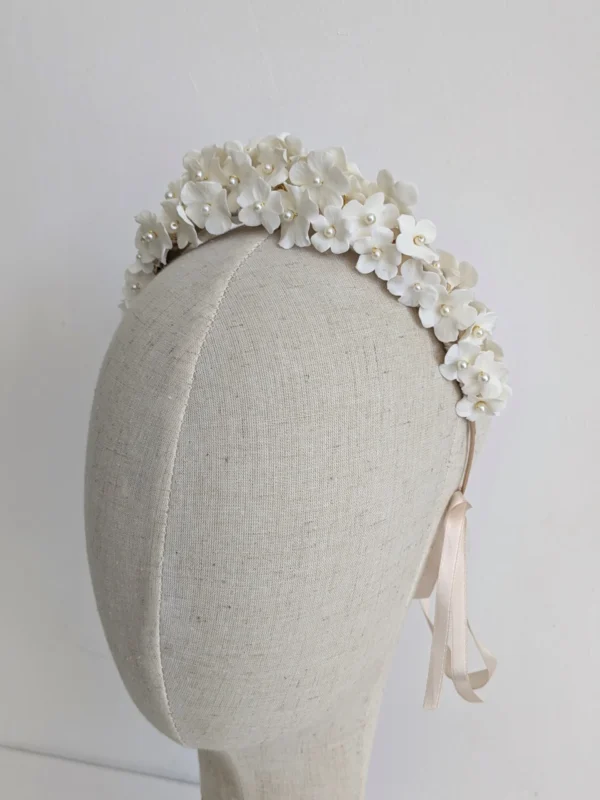 Accessoire cheveux mariage de luxe. Couronne de fleurs de porcelaine froide créée artisanalement. Perles nacrées