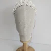 Accessoire cheveux mariage de luxe. Couronne de fleurs de porcelaine froide créée artisanalement. Perles nacrées