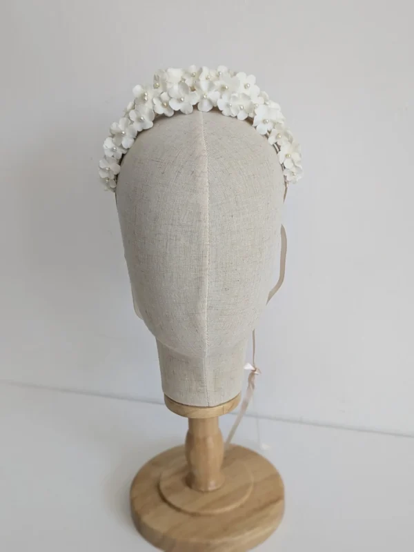 Accessoire cheveux mariage de luxe. Couronne de fleurs de porcelaine froide créée artisanalement. Perles nacrées