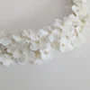 Accessoire mariage de luxe. Couronne de fleurs de porcelaine froide créée artisanalement. Perles nacrées